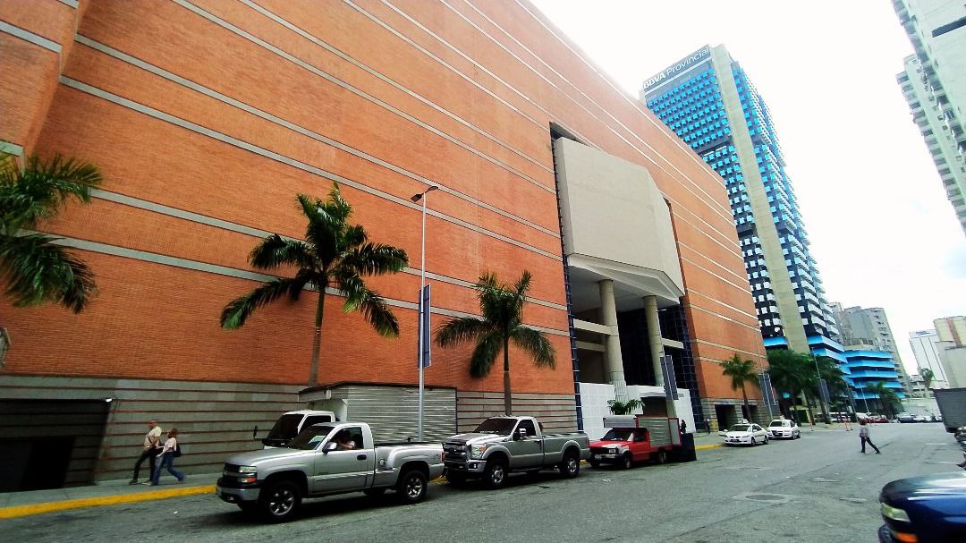 Descubre una oportunidad única de inversión en La Candelaria, Caracas. Local, almacén y oficinas amoblados y listos para operar frente al C.C. Sambil