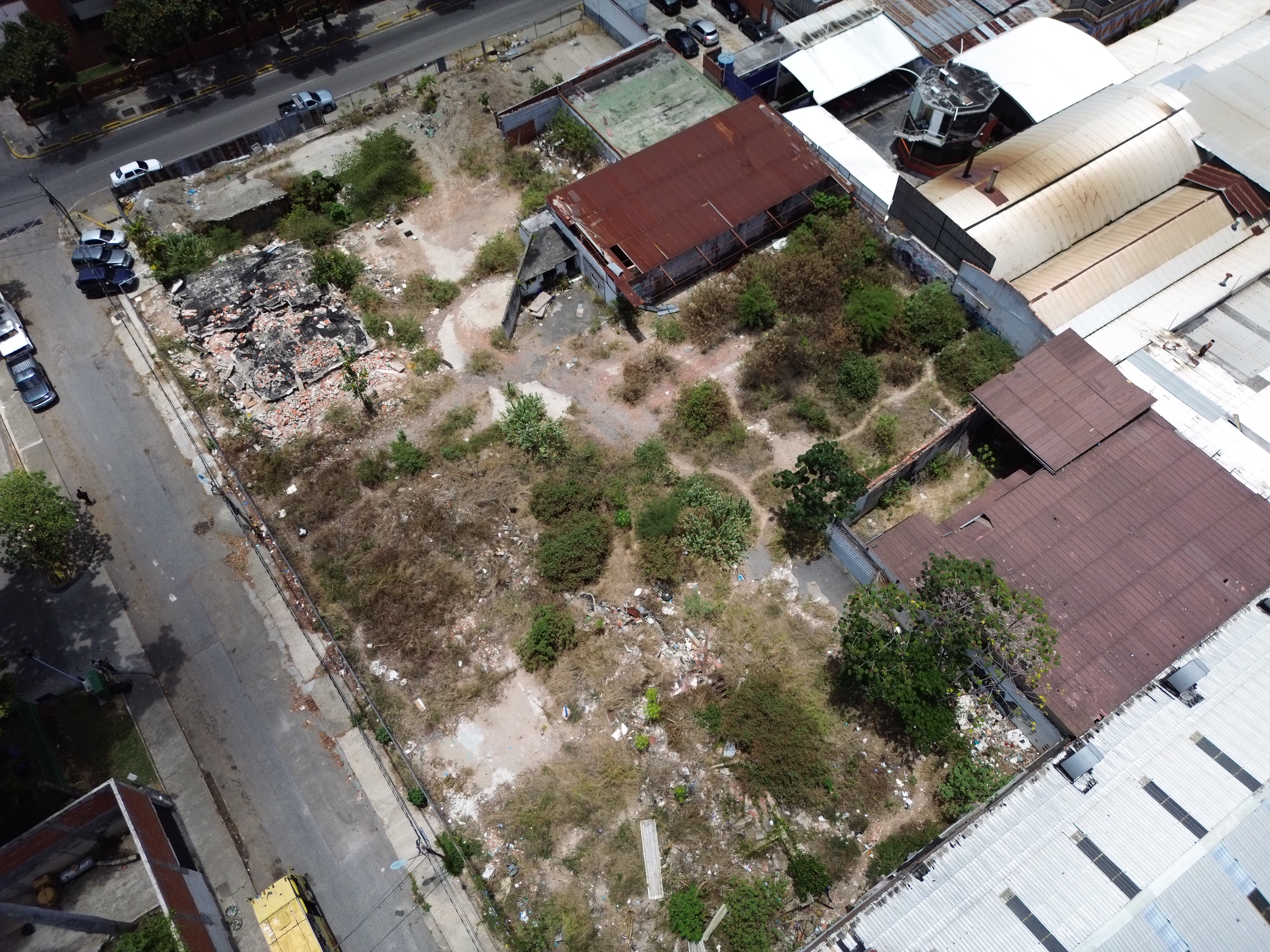 En Venta Terreno Comercial en Los Dos Caminos. Sucre - Caracas