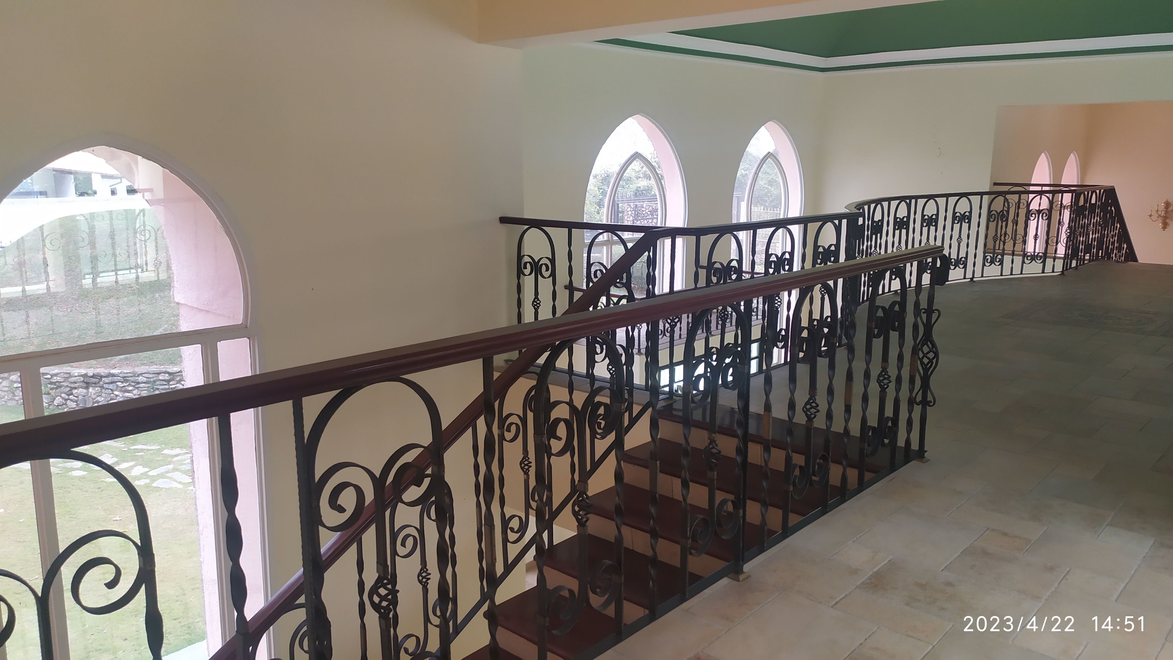 24 ESCALERAS PASILLO 2DO NIVEL2.JPG