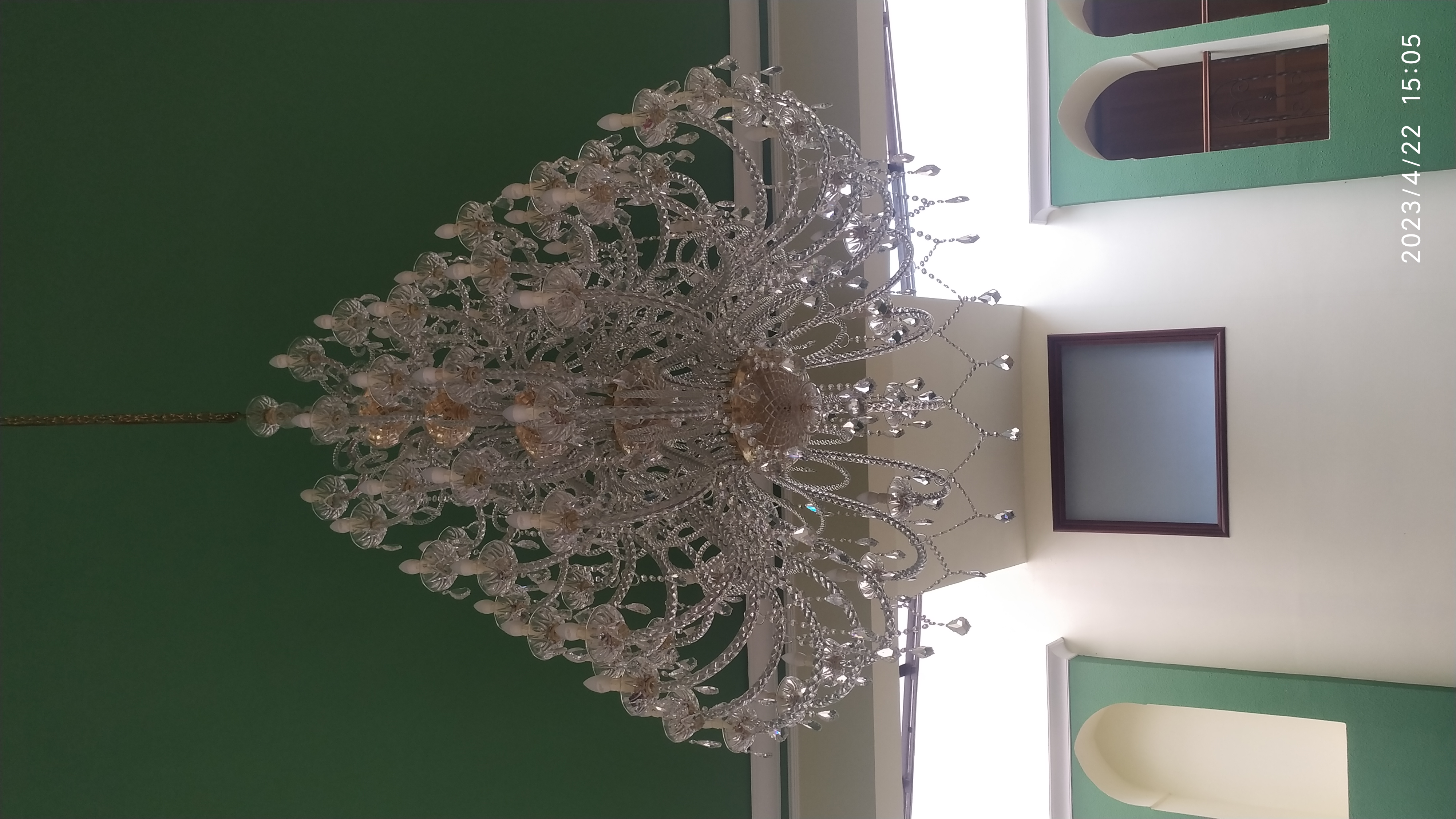 GRAN LAMPARA SALON PPAL.JPG