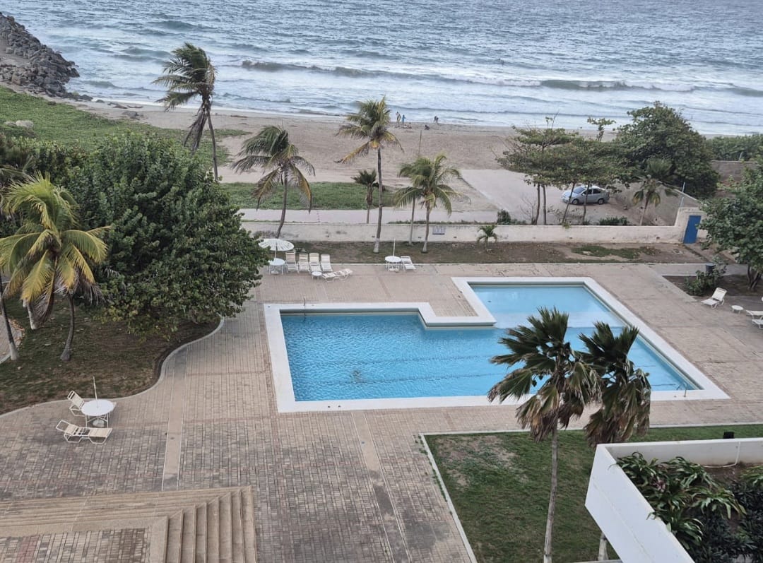 Vista a piscina y playa