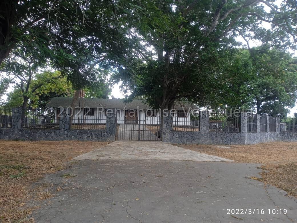 Terreno en Corocito con finca, caballerizas y piscina