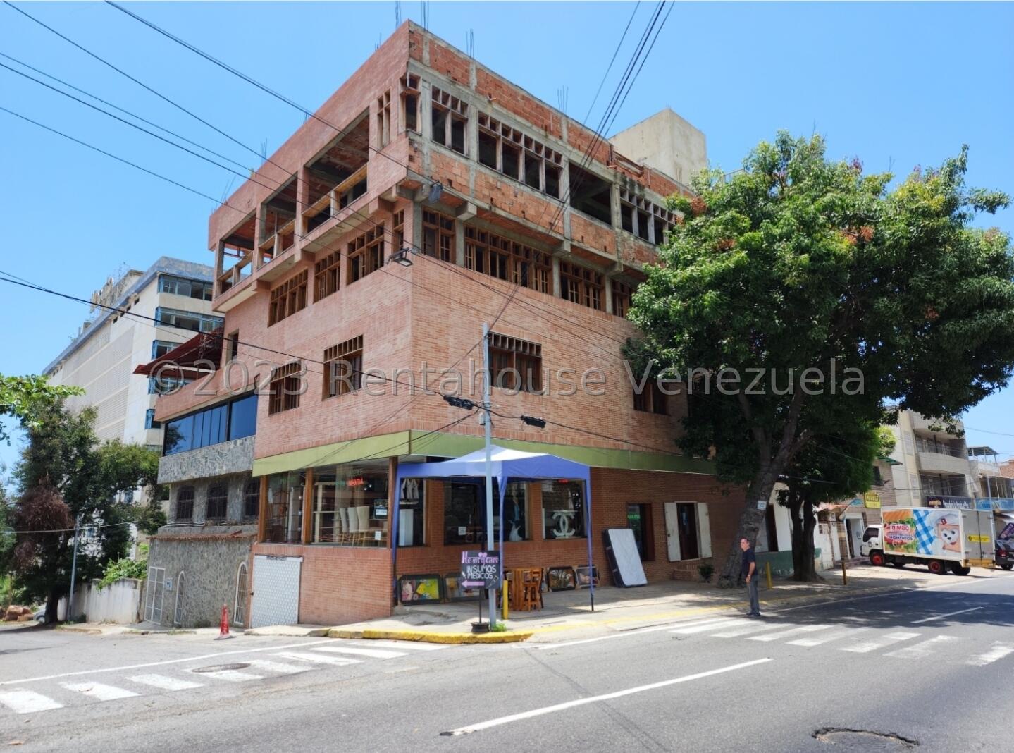 Comercial amplio con frente vidriado en Macuto