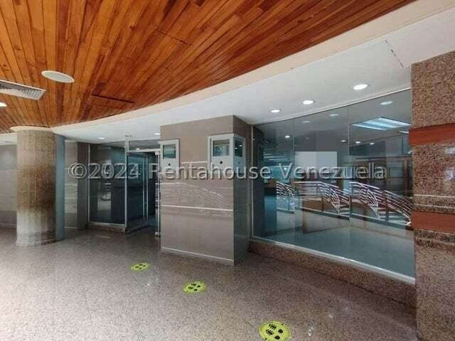 Comercial con 3 oficinas y 2 bóvedas en Manongo