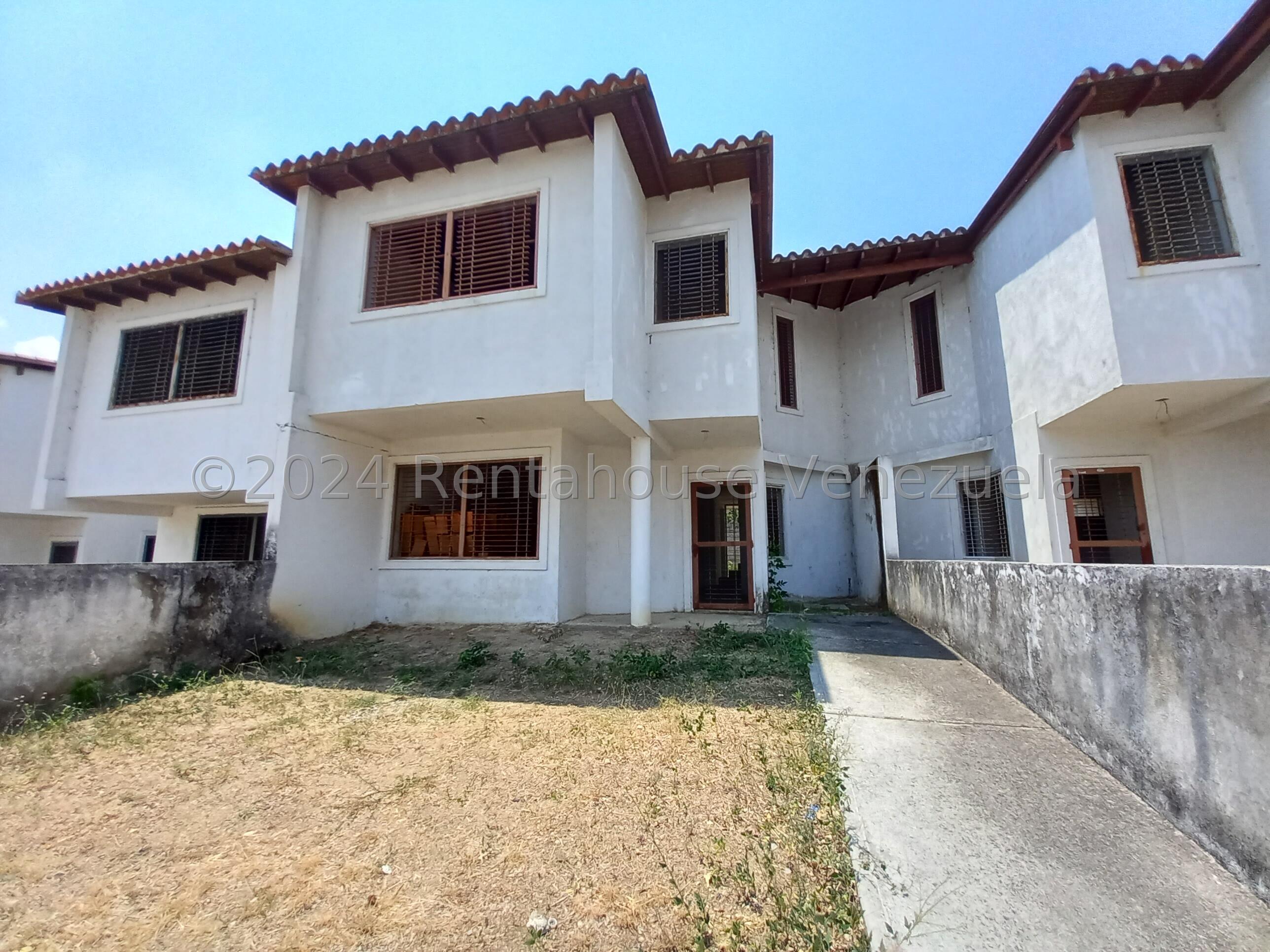 Townhouse de 3 habitaciones para remodelar en Paso Real