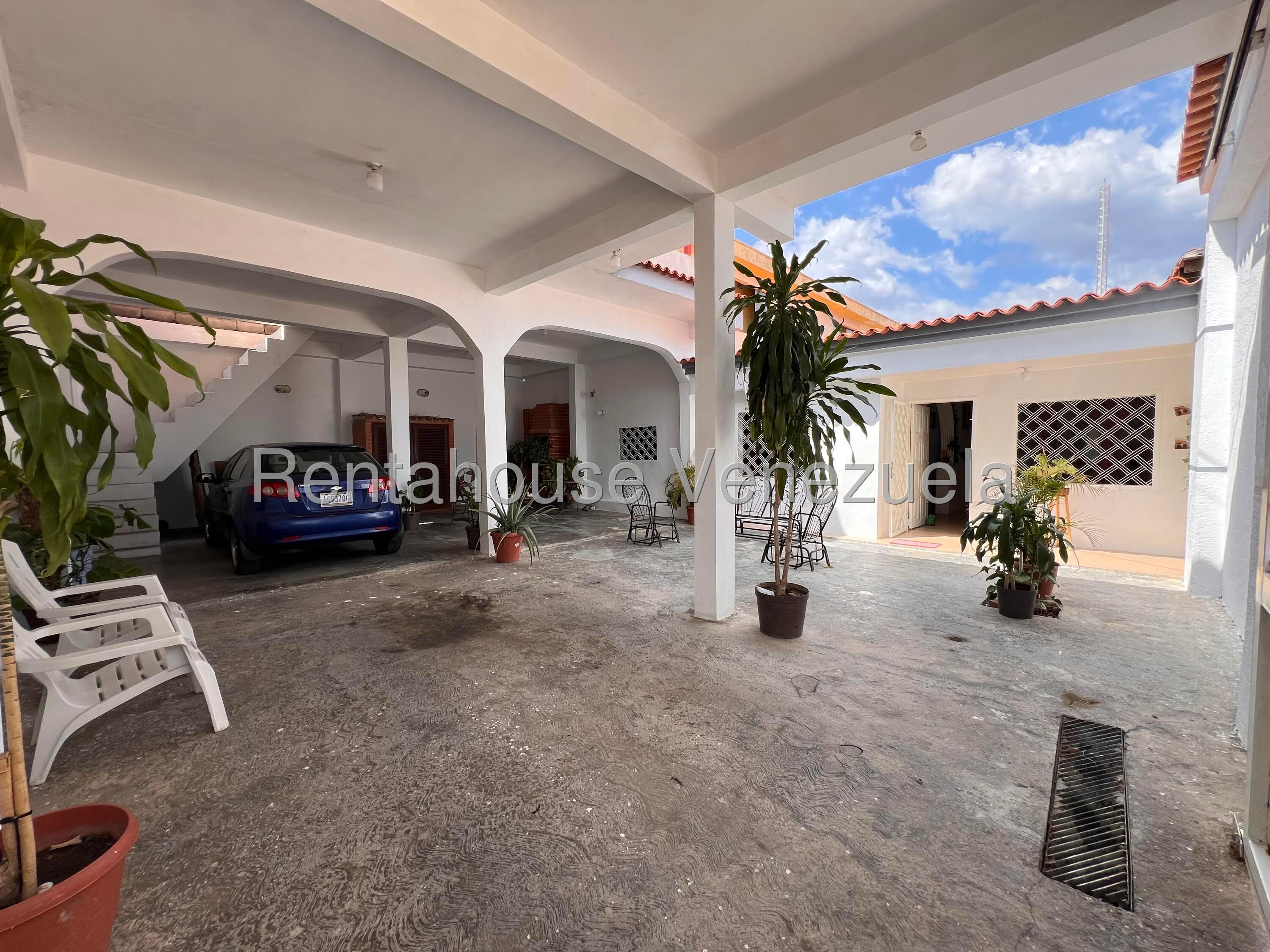 Casa esquinera con anexo y garaje amplio en La Fontana
