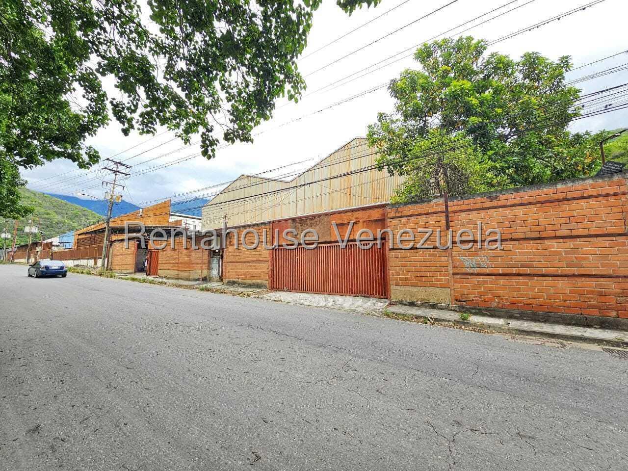 Comercial amplio con 2 naves y estacionamiento en La Guairita