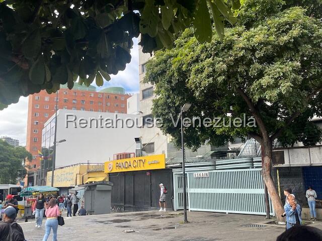 Comercial pequeña ubicada en El Rosal, cerca de metro