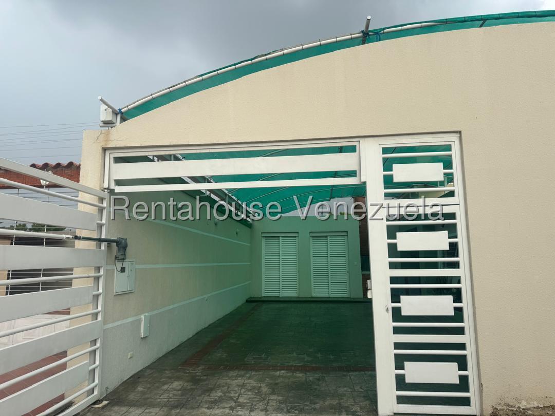 Apartamento remodelado de lujo, amoblado en La Fontana