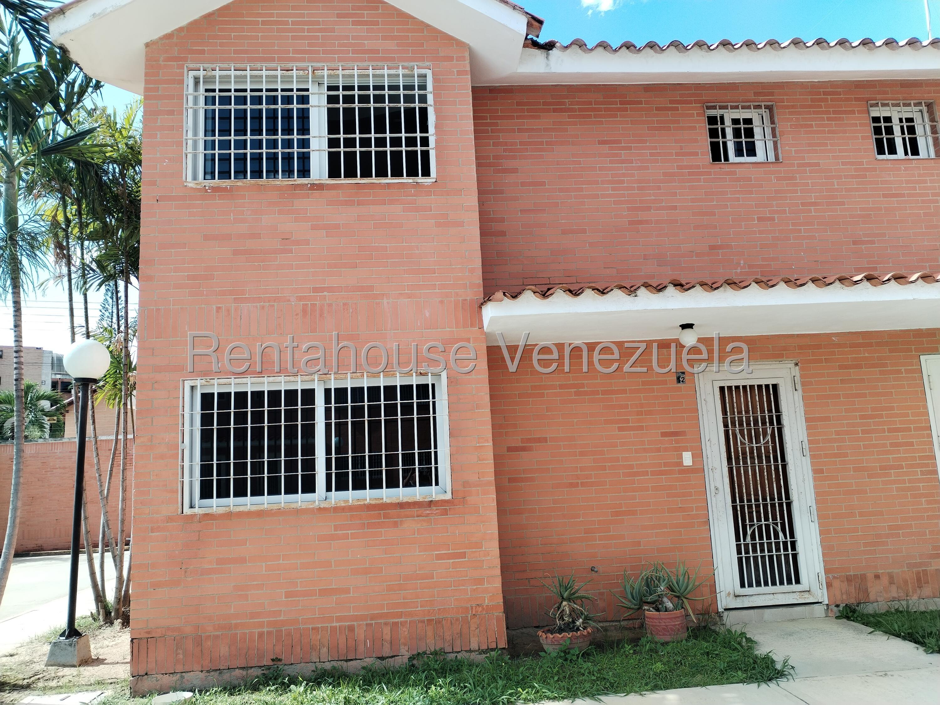 Townhouse en La Campina II con patio y cocina equipada