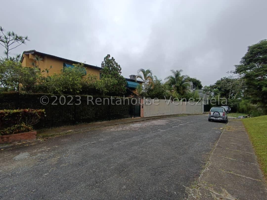 Casa colonial en La Lagunita Country Club, calle cerrada