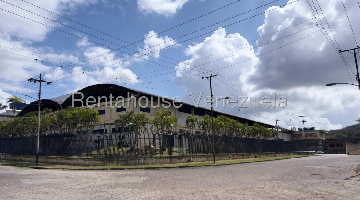 Comercial de 5000 m² con dos naves en Río Tuy