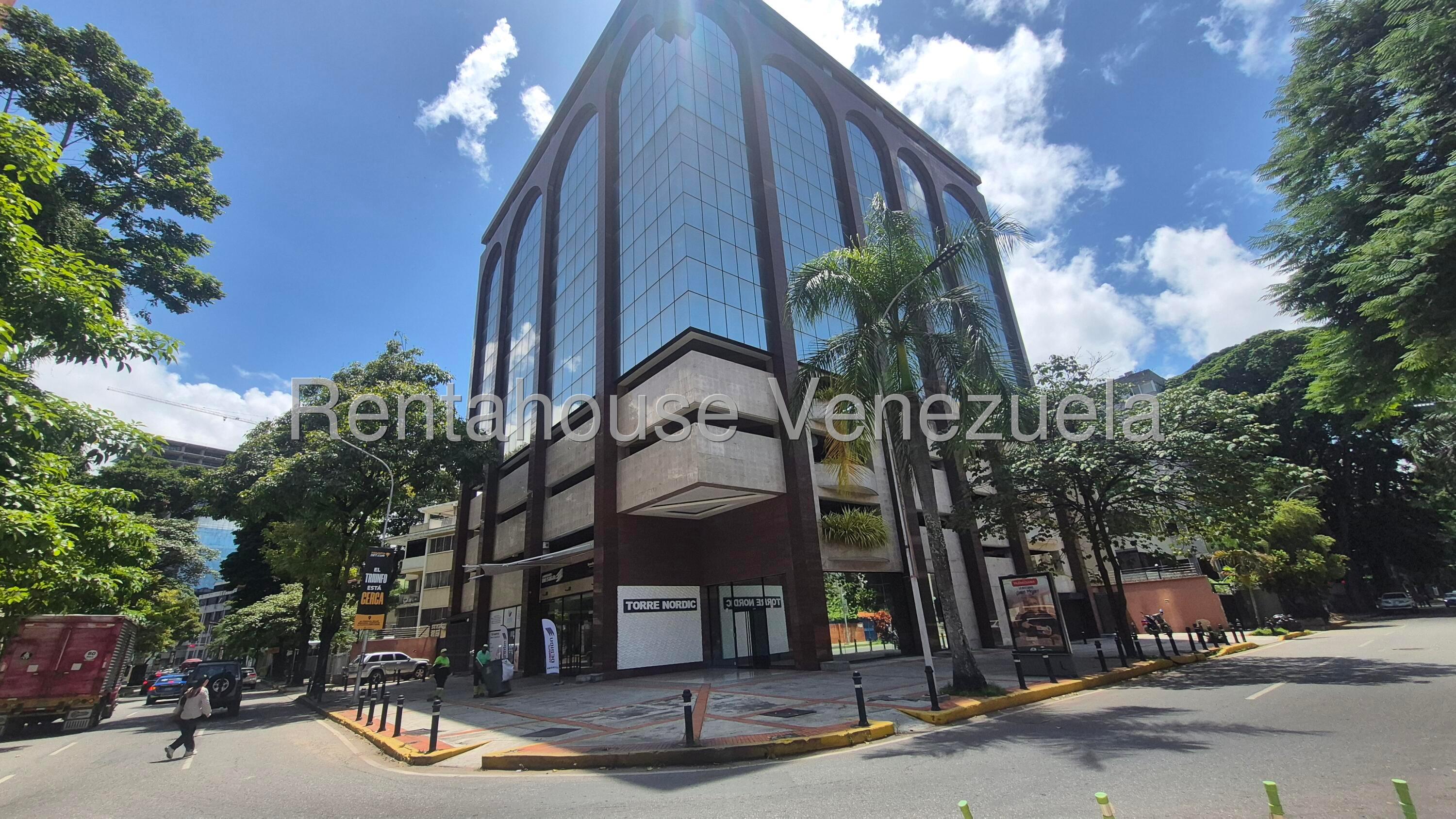 Comercial con 305 m² y estacionamiento en Las Mercedes
