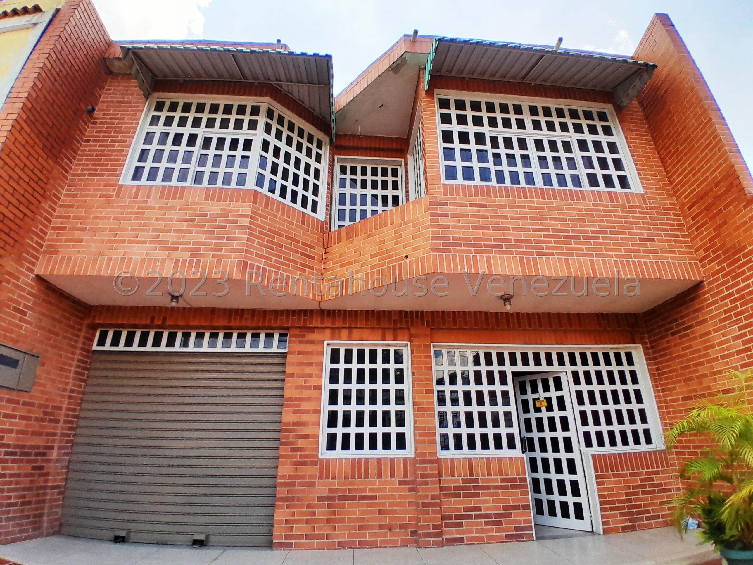 Comercial dos niveles con consultorios en Centro Cagua