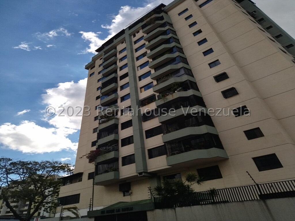 Apartamento penthouse con terraza y balcón en Los Rosales