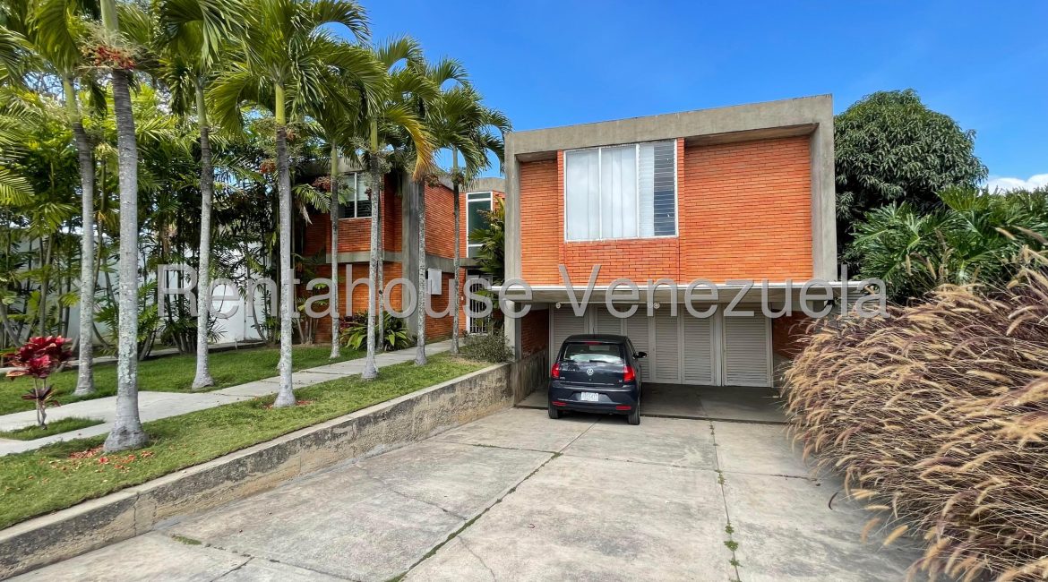 Casa de 4 hab. con estudio en Cumbres de Curumo