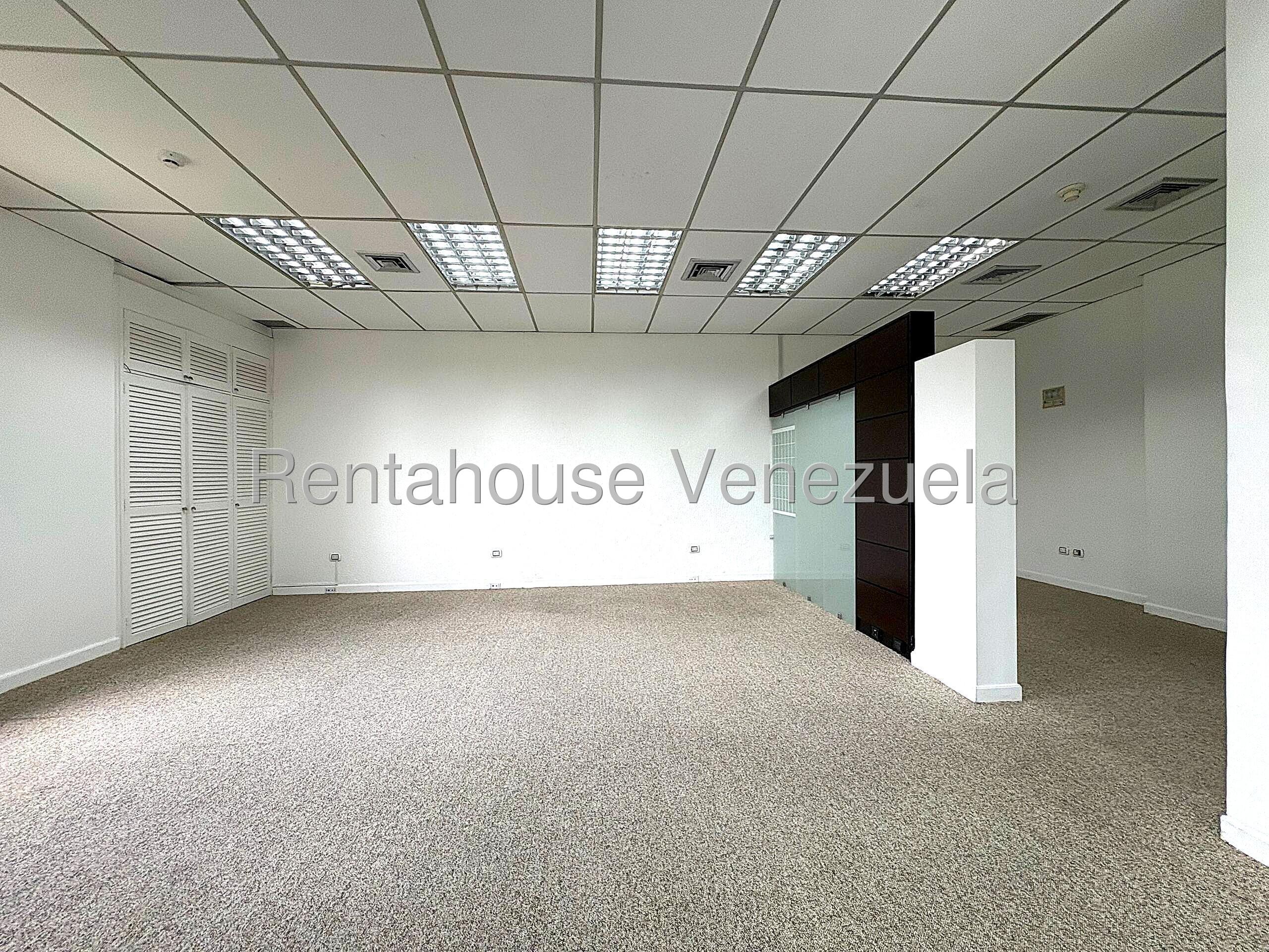 Comercial moderno con seguridad en La Lagunita Country Club