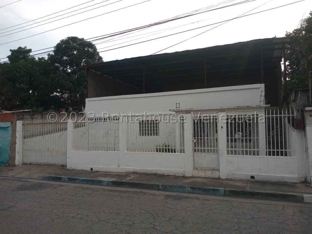 Casa de dos niveles con patio en avenida Aragua