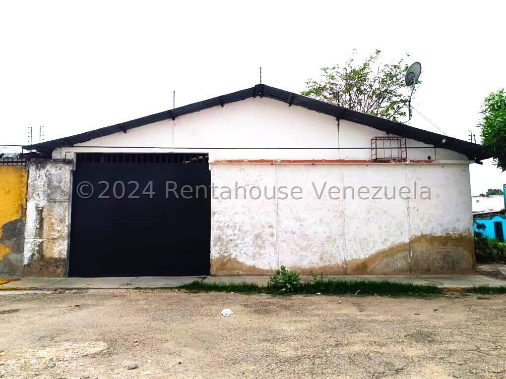 Comercial nave con techos altos y mezanina en San Miguel