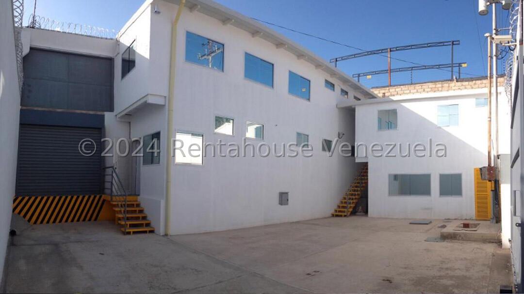 Comercial remodelado 1200 m² en Zona Industrial San Vicente