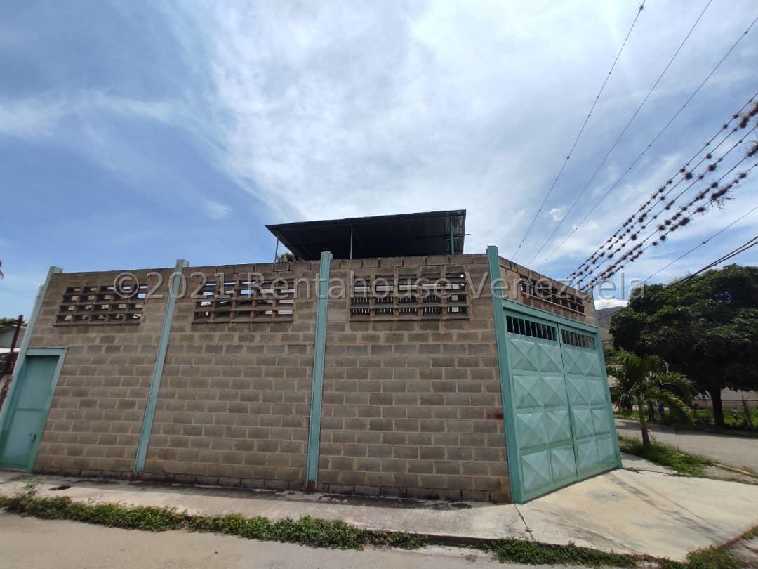 Comercial con mezzanine y cava en Las Rosas