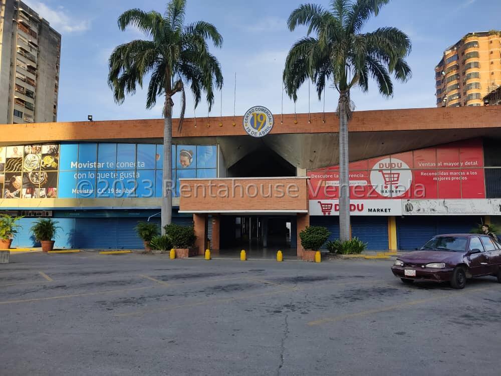 Comercial centro con 28 locales en Zona Centro Maracay