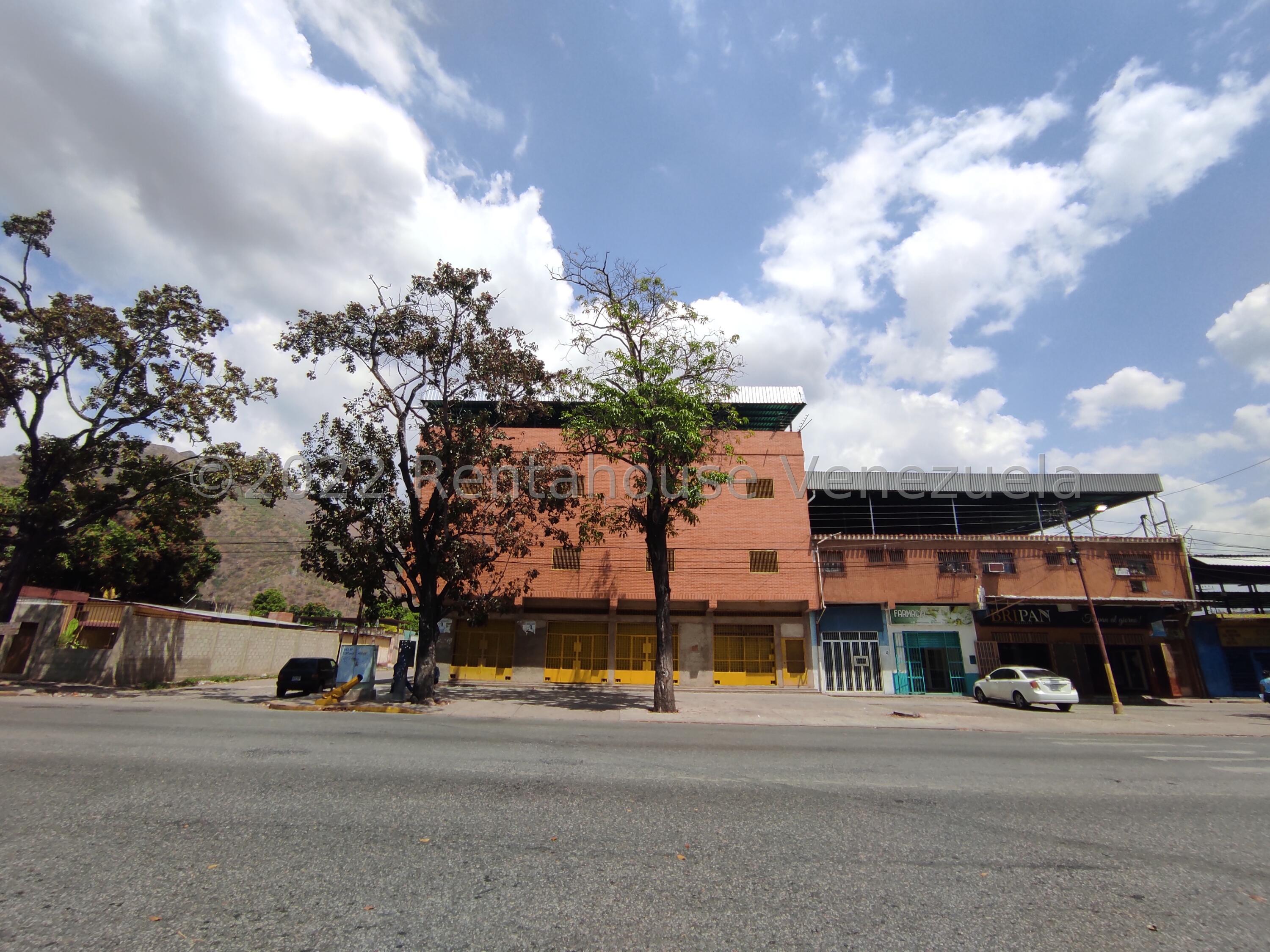 Comercial en Las Brisas con amplio local y almacén