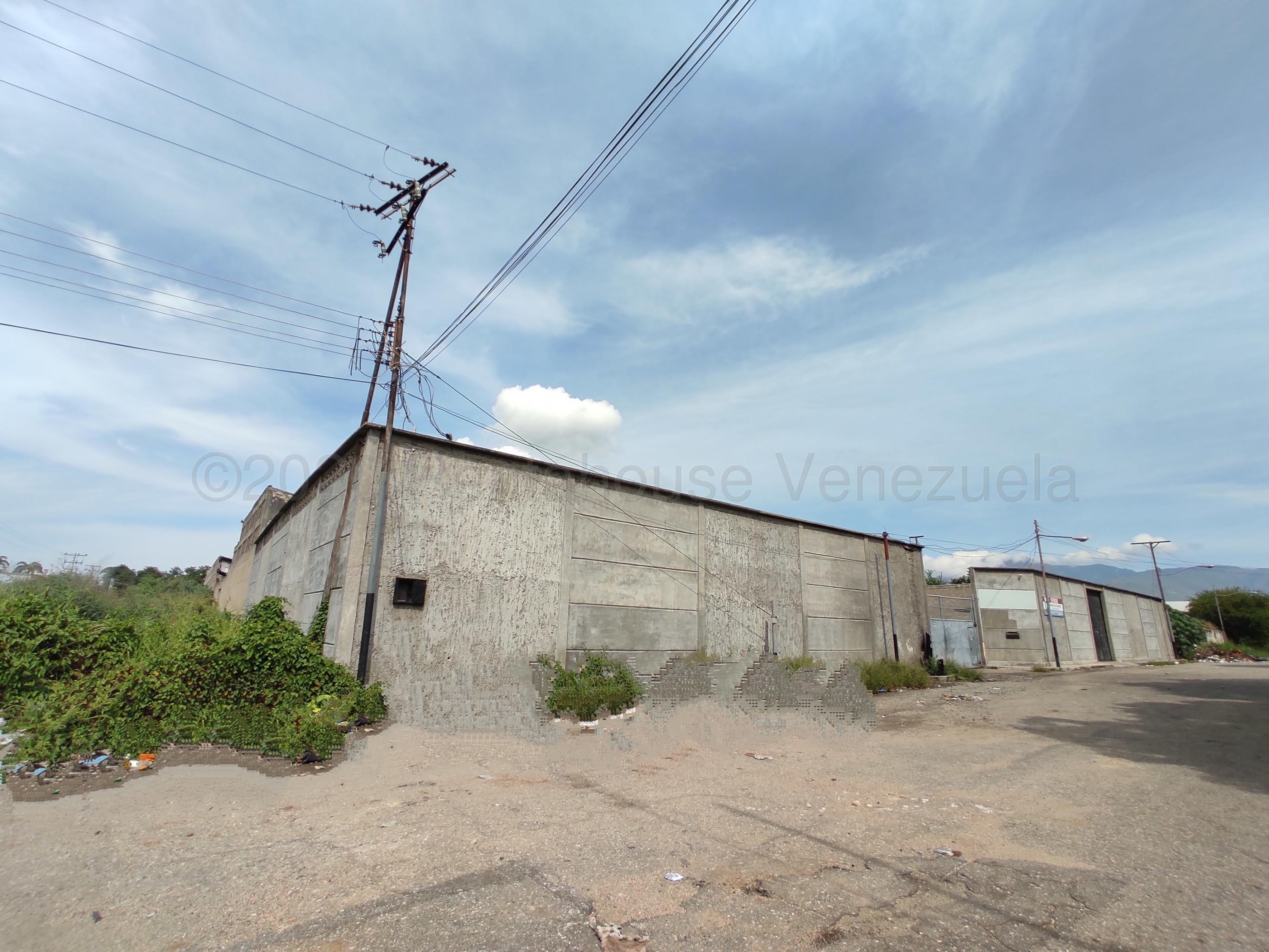 Comercial espacioso con galpones en San Miguel