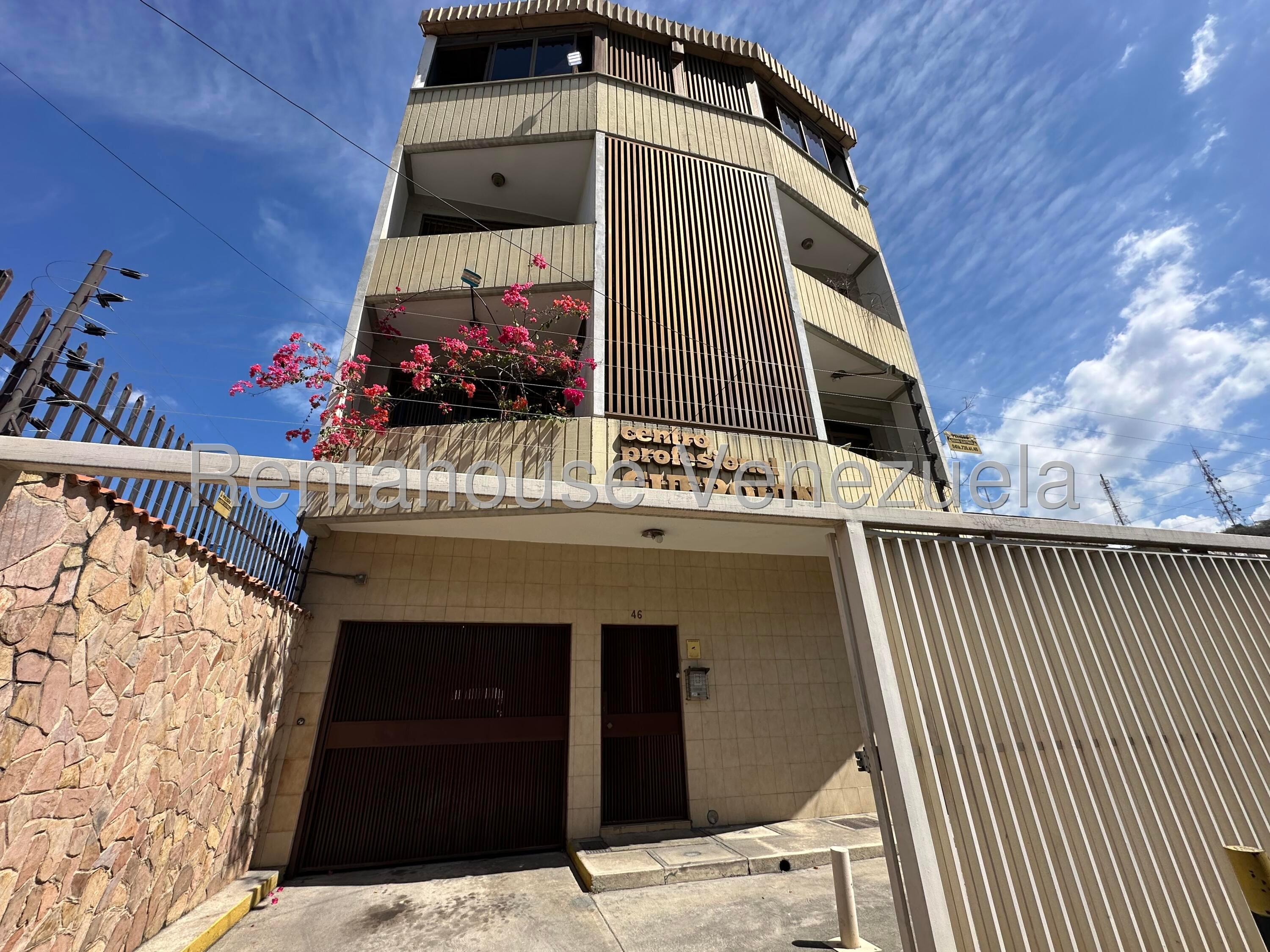 Comercial cuatro pisos con estacionamiento, zona C