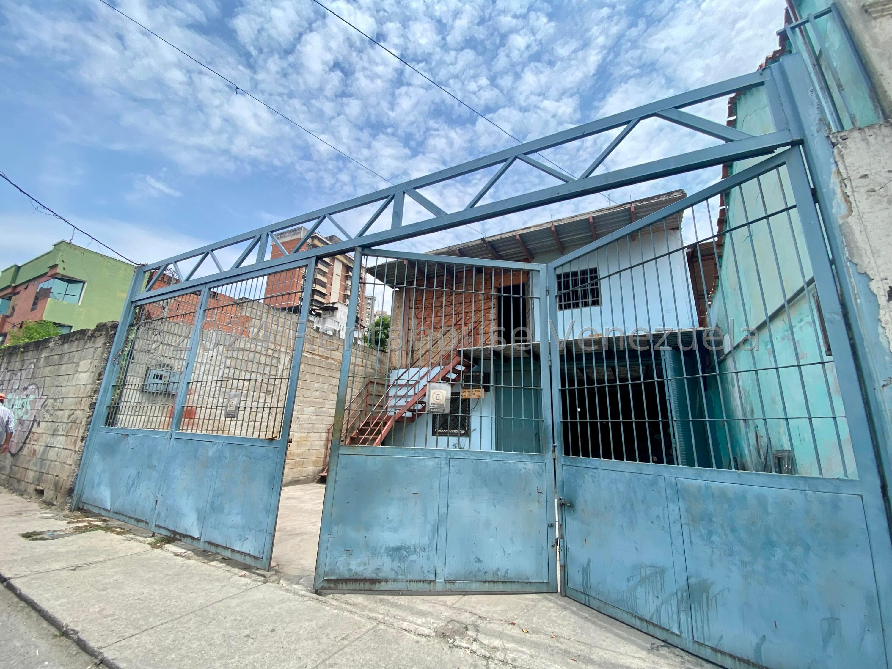 Comercial con tres pisos y depósito en Zona Centro