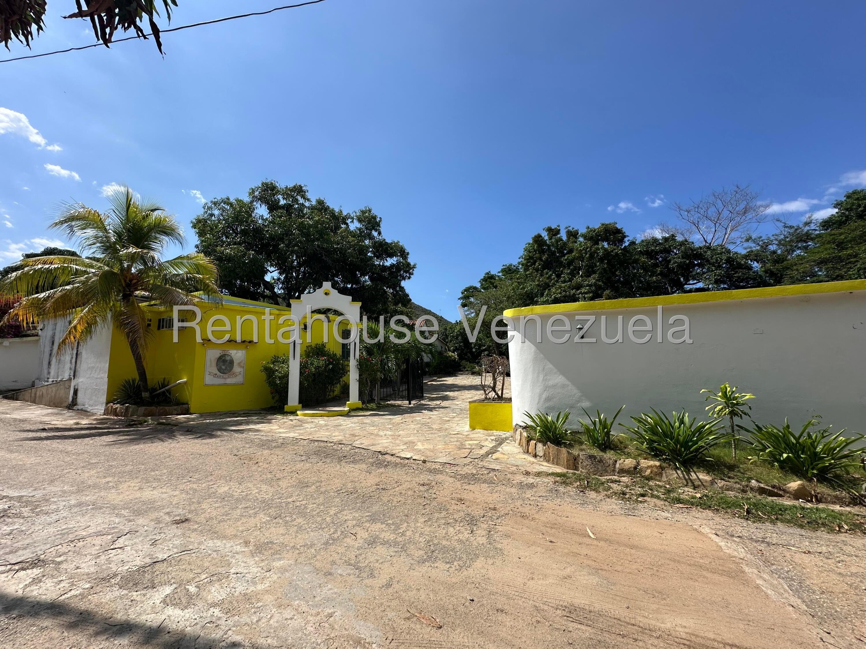 Comercial con 19 baños en Sector El Portete, Choroni