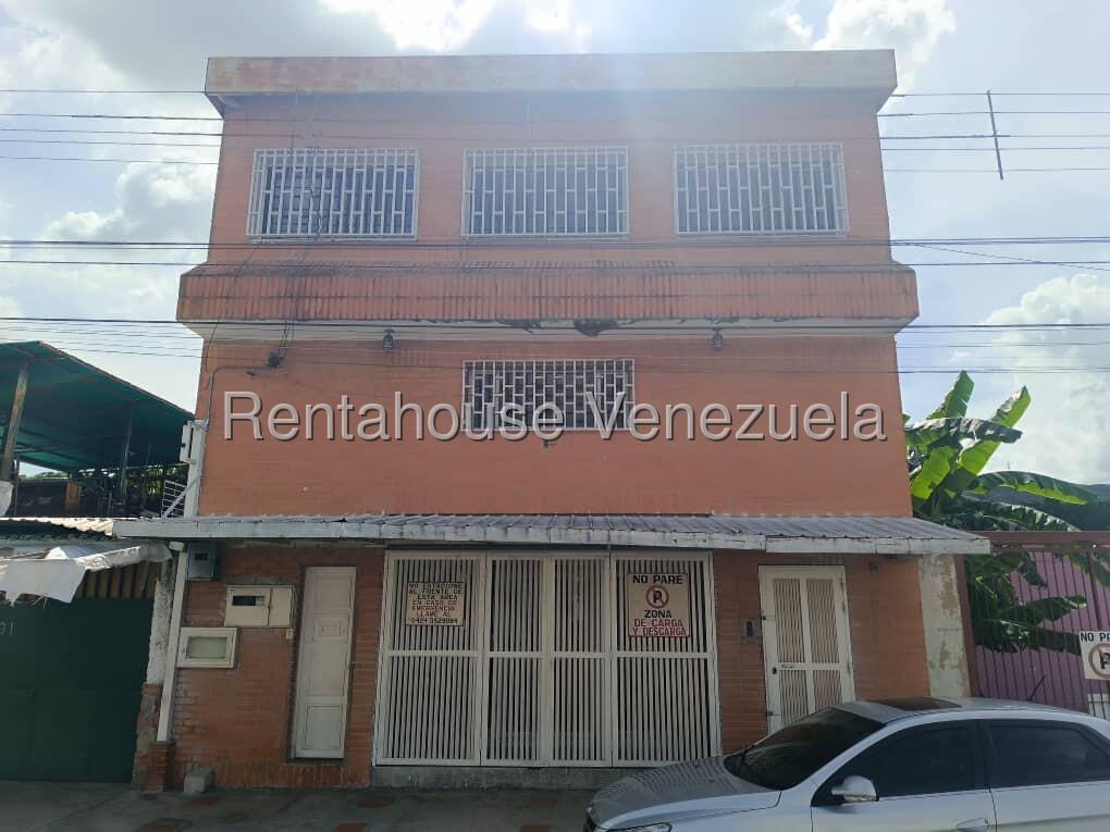 Comercial dos niveles en avenida principal La Coop