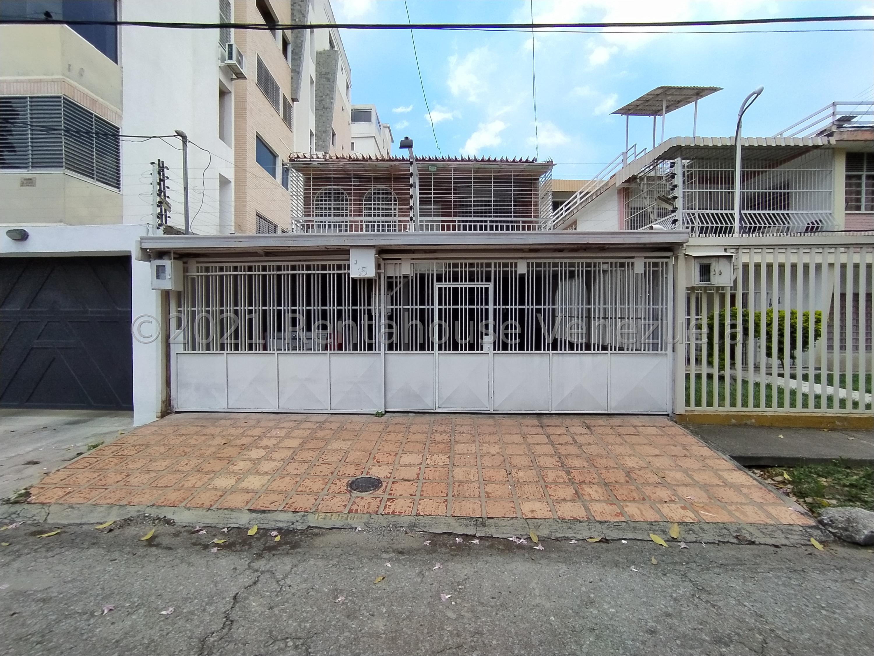 Casa de dos niveles con potencial comercial en La