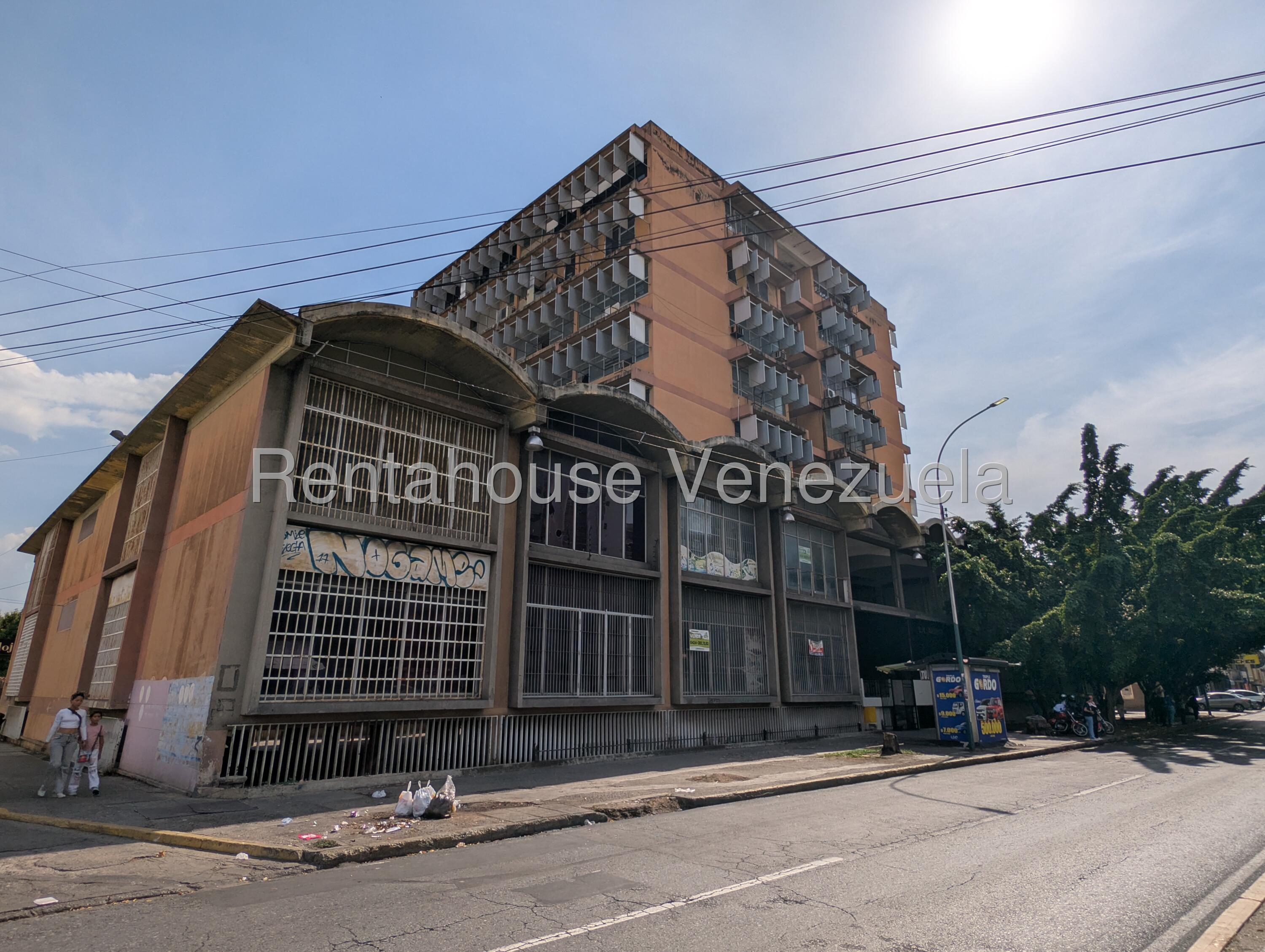 Comercial con 4 despachos en Avenida Bolívar La Barraca