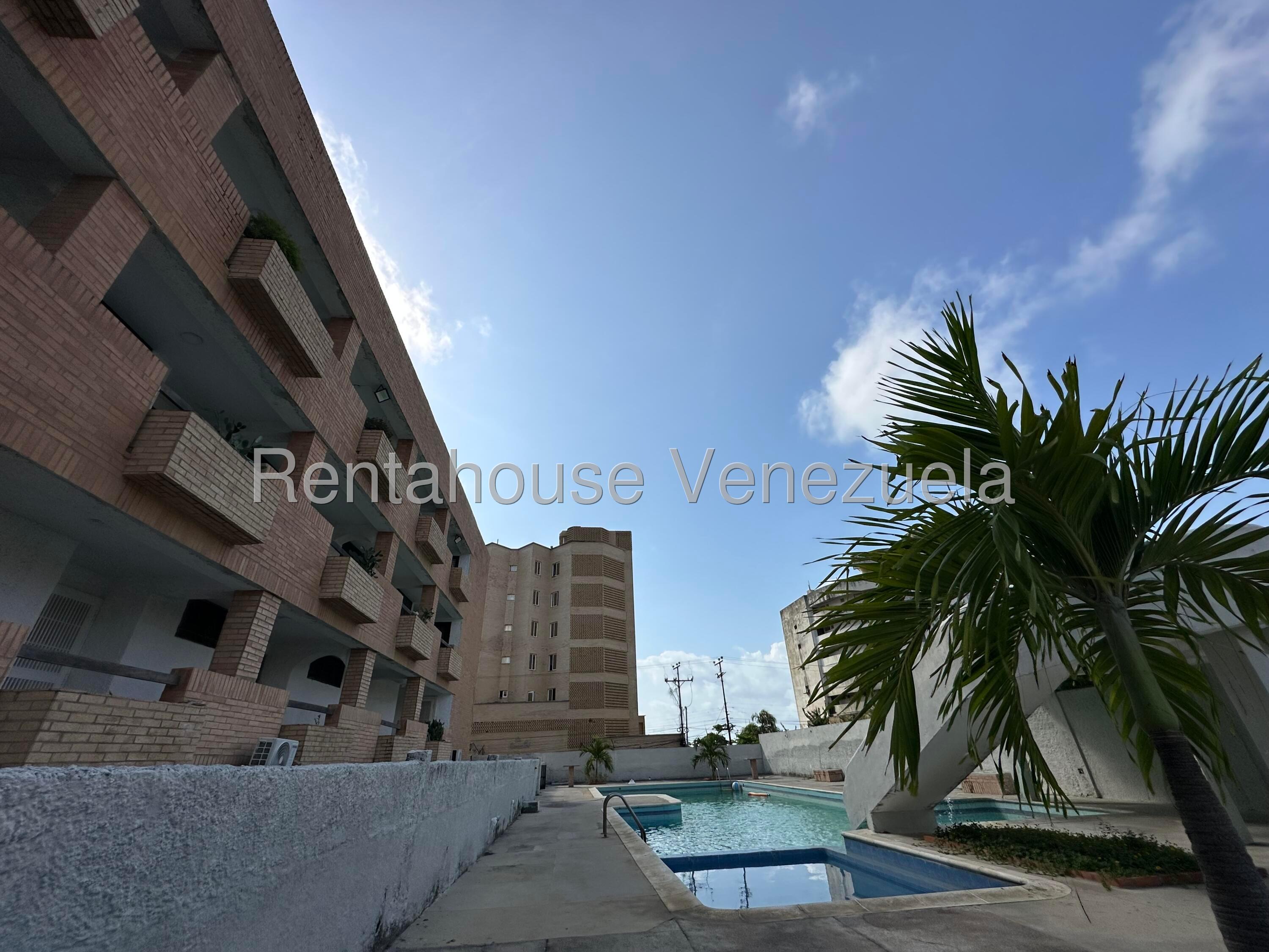 Apartamento planta baja con piscina en Tucacas