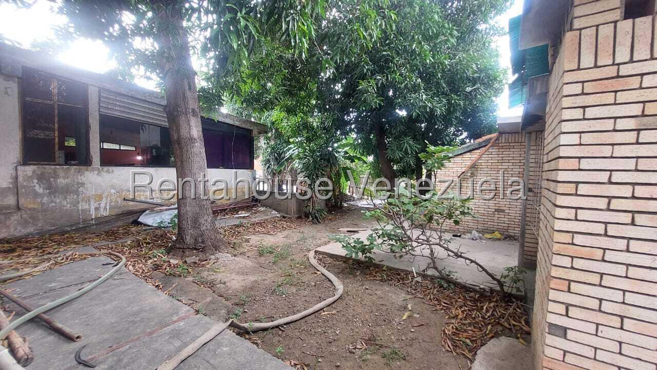 Terreno comercial con vivienda e instalaciones en Playa Grande