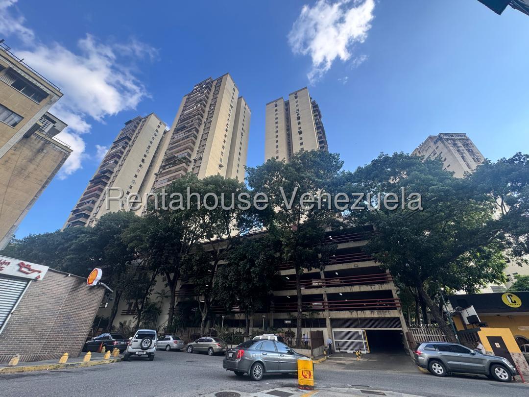 Apartamento remodelado con 3 habitaciones en Colinas de Bello Monte