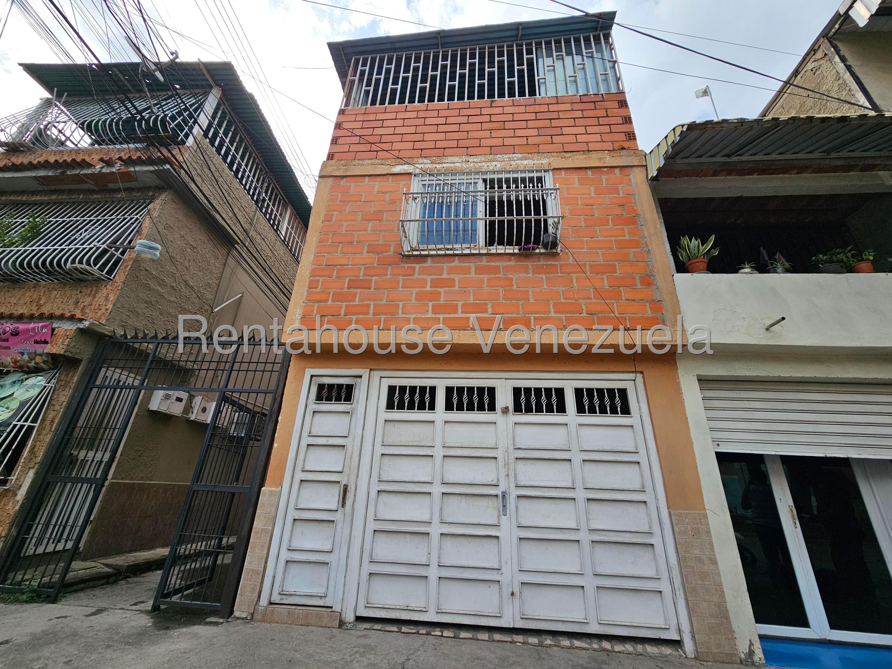 Casa de 3 niveles con terraza techada en Caña de Azúcar