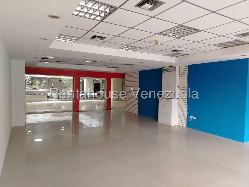 Comercial amplio e iluminado con mezzanine en Prados del Este