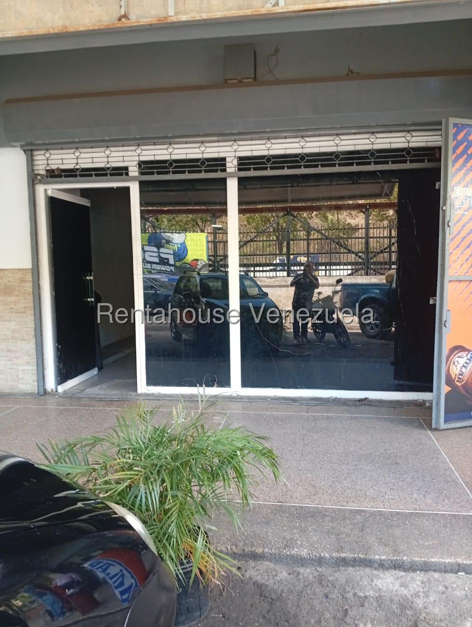 Comercial espacioso con estacionamientos en Montalban II