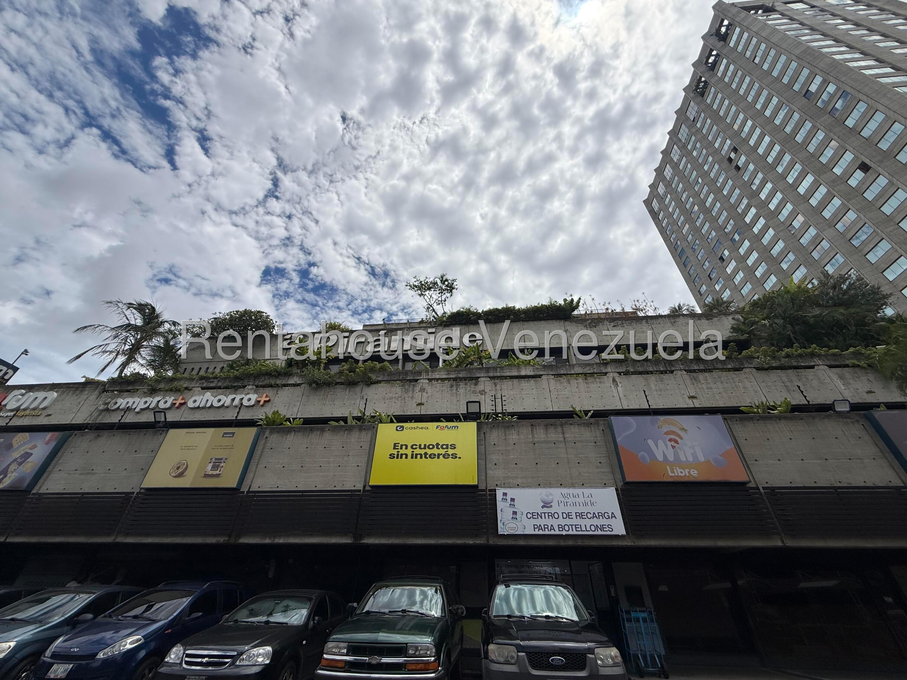 Comercial en planta baja, Centro Comercial, Prados del Este
