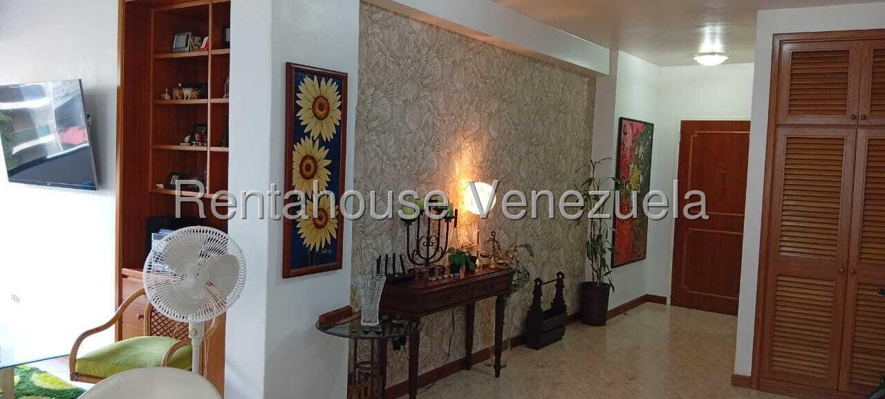 Apartamento remodelado con vista al Ávila en Altamira