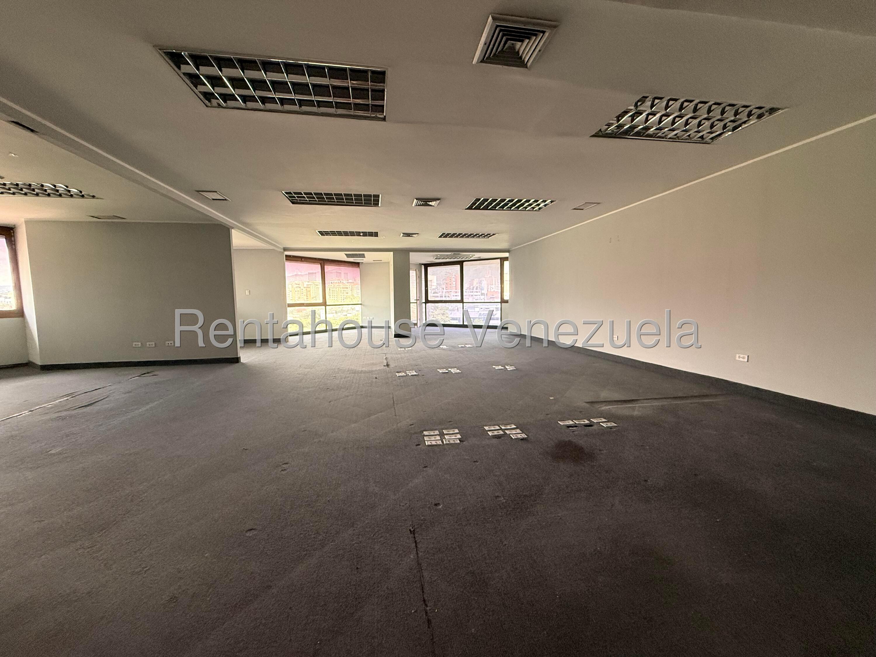 Comercial para remodelar con vista al Ávila en Chuao
