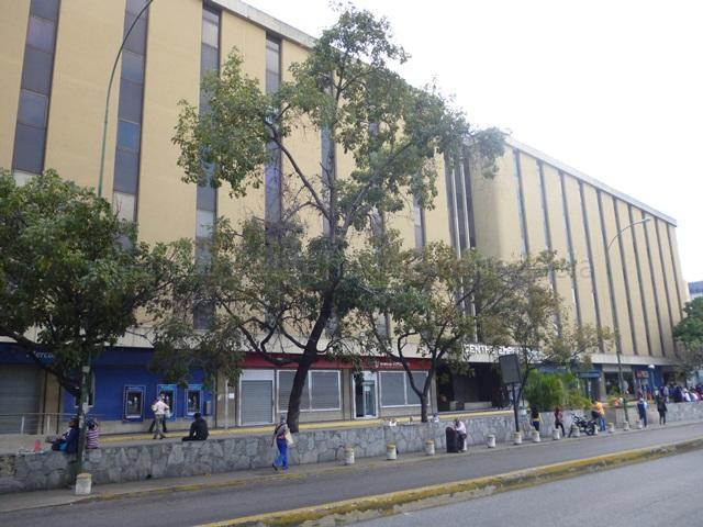 Comercial en avenida principal con estacionamientos, Los Ruices