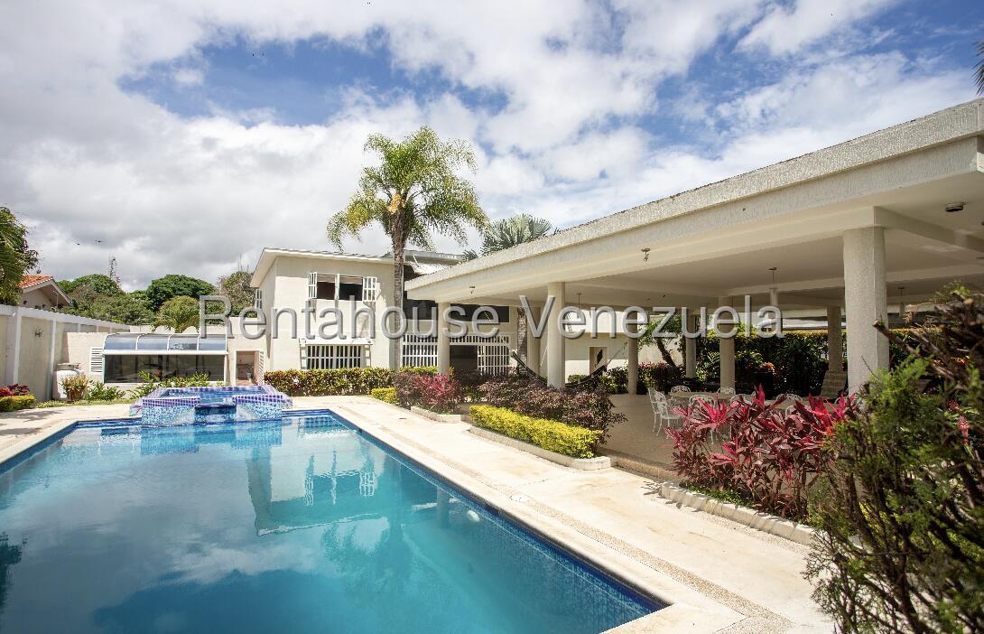 Casa remodelada con piscina en Colinas de Bello Monte