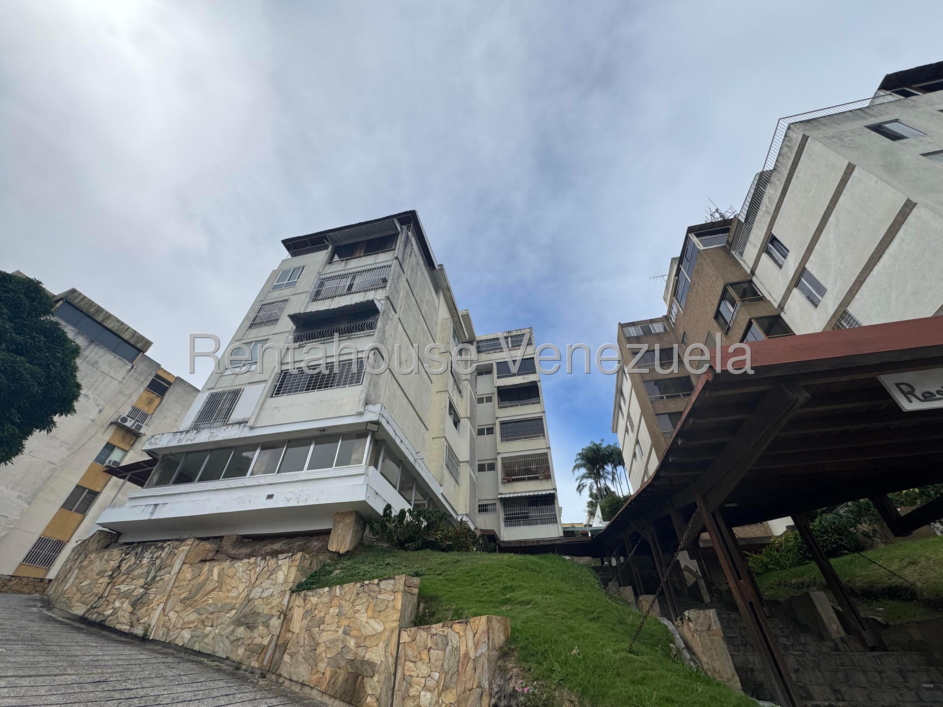 Apartamento remodelado con vista en Cumbres de Curumo