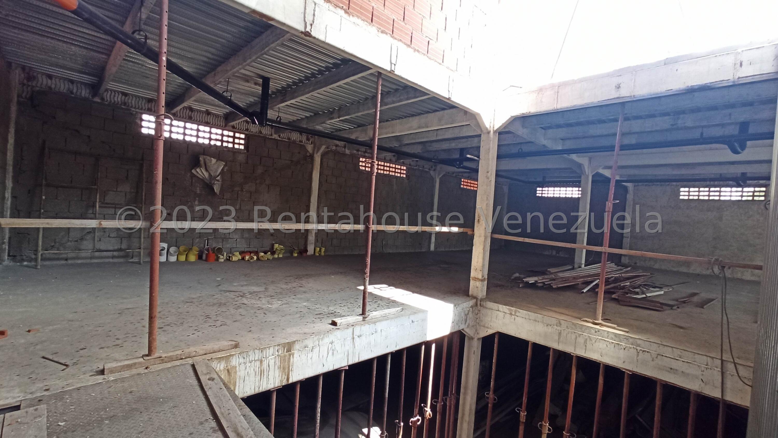 Comercial en dos plantas con estructura robusta, El Paraiso