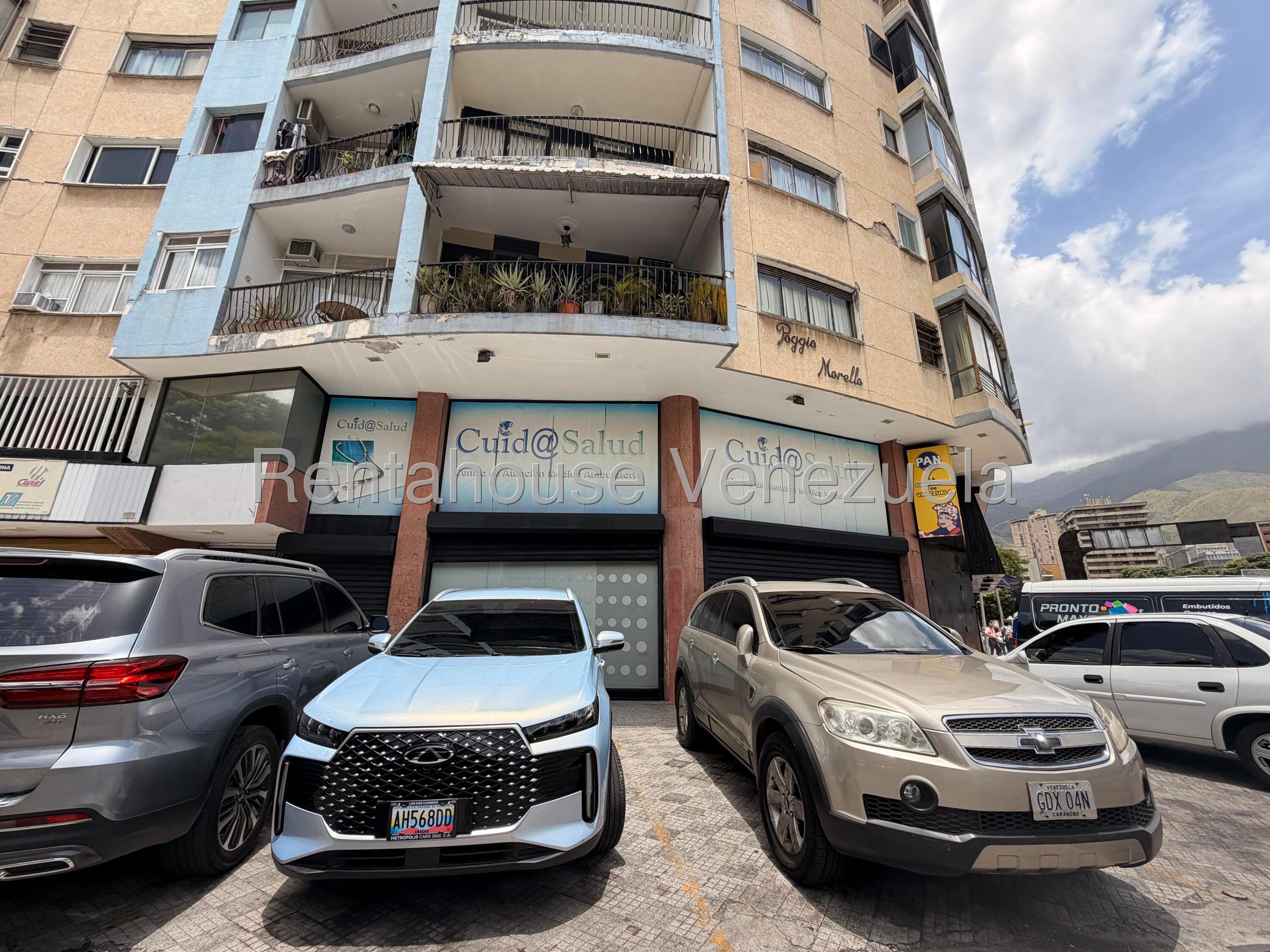 Comercial frente a calle con estacionamiento en La Carlota