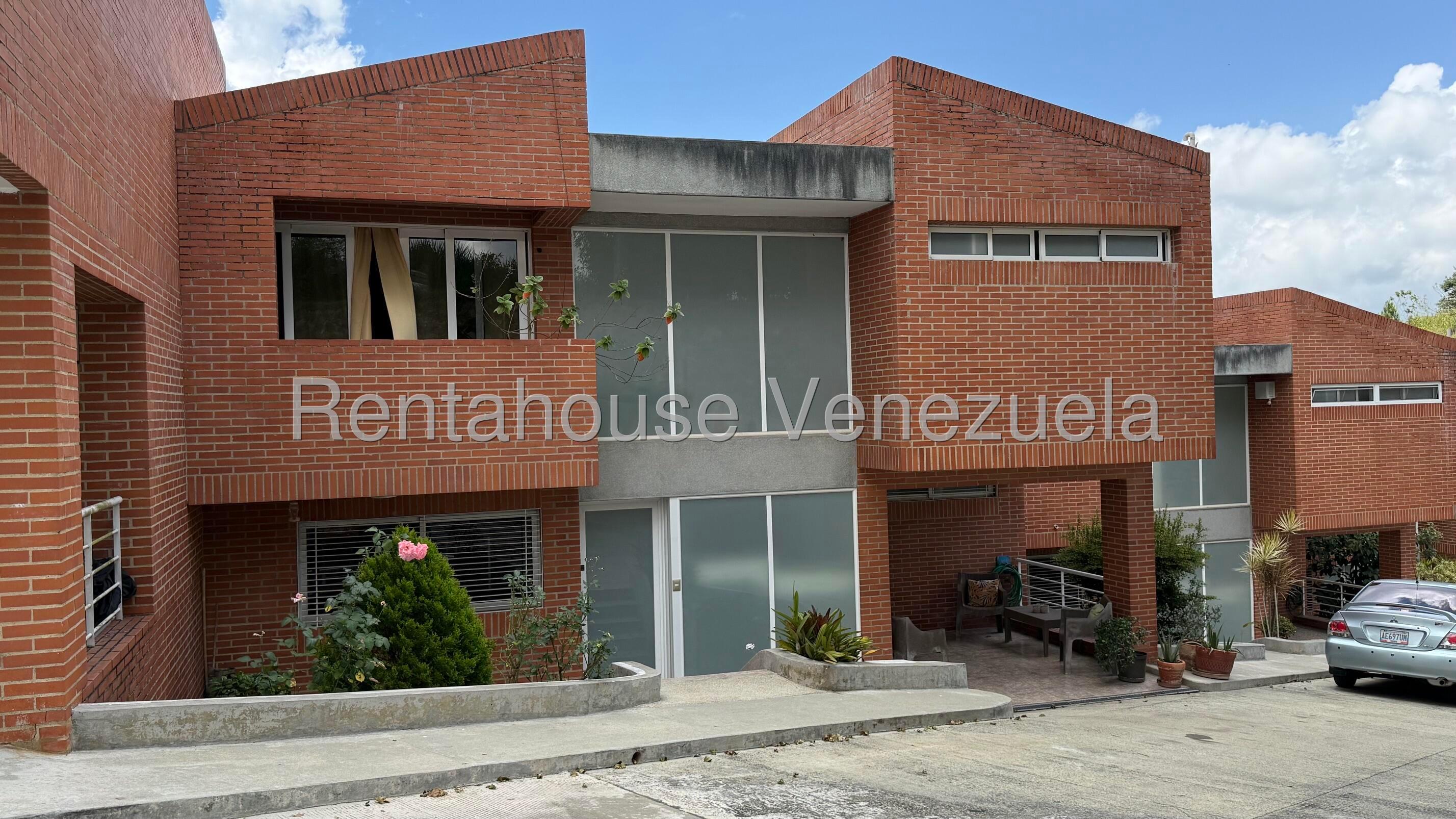 Townhouse tres niveles con vista panorámica en Loma Linda
