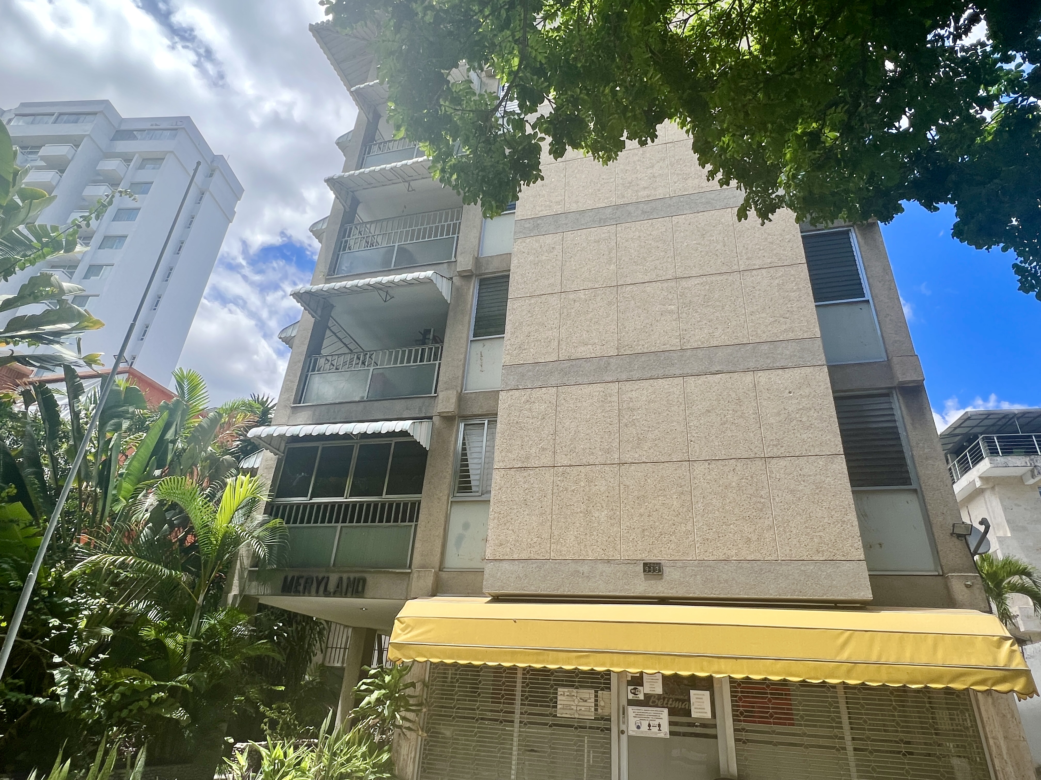En Venta Local Comercial Pie de Calle en Altamira. Chacao Caracas